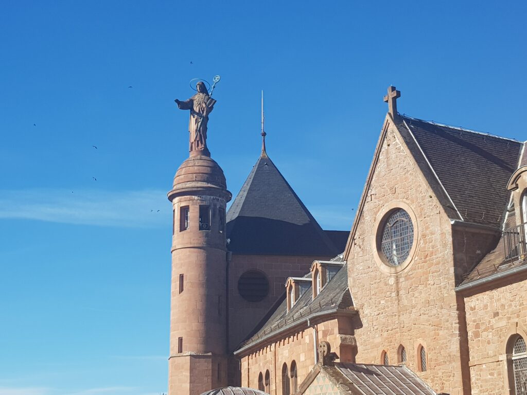 L’imposante statue de Sainte Odile tournée vers les plaines d'Alsace! Photo: CR